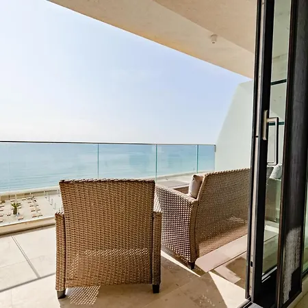 Beachfront Bliss - Sea View Apartment